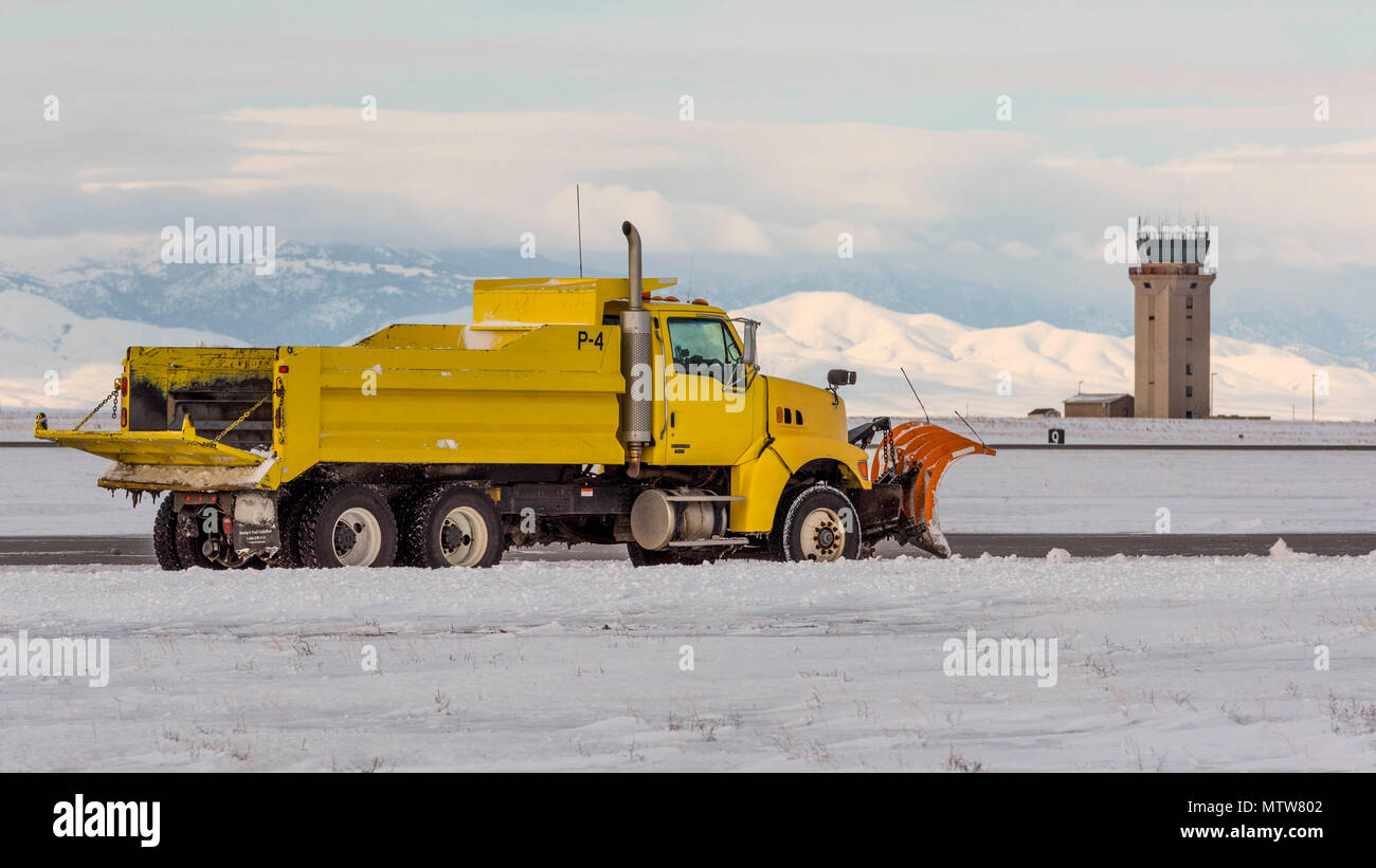 Un chasse-neige travaille pour effacer la piste à Mountain Home Air Force Base, Ohio, le 23 janvier 2017. Le déneigement est essentielle pour lancer en toute sécurité des aéronefs et des terres sur une piste pendant l'hiver les opérations. (U.S. Air Force photo par Airman Jeremy Wolff) Banque D'Images