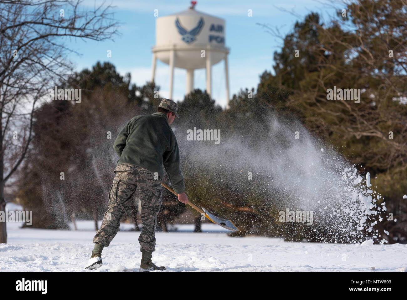 Un aviateur affecté à la 366e Escadre de chasse, de pelles à neige Mountain Home Air Force Base, Ohio, le 23 janvier 2017. Certaines zones autour de la base ne sont pas accessibles par des charrues et exigent une certaine huile de coude pour enlever la neige. (U.S. Air Force photo par Airman Jeremy Wolff) Banque D'Images