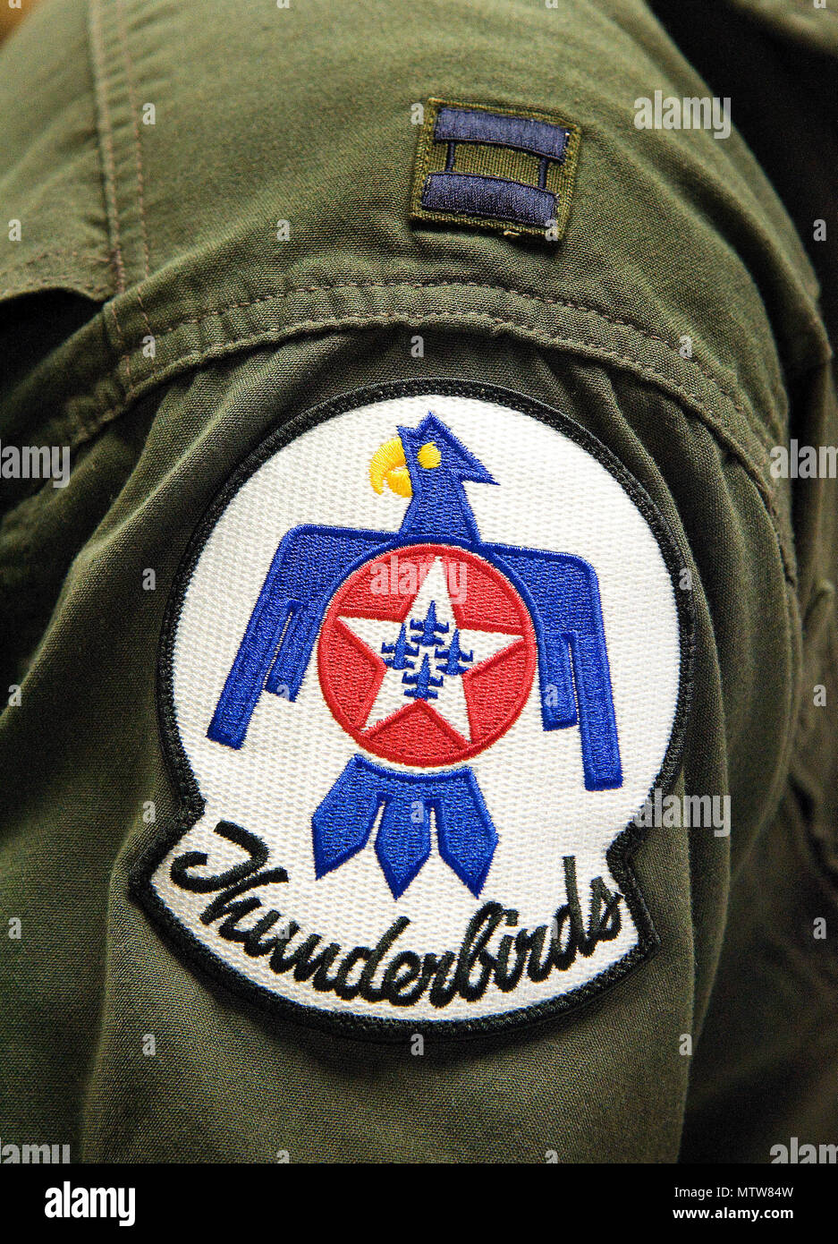 L'US Air Force Thunderbirds patch est porté sur la combinaison de vol du capitaine Erik 'Speedy' Gonsalves, U.S. Air Force Thunderbirds pilote avance/narrateur, le 25 janvier 2017, à Dover Air Force Base, Del. Gonsalves, avec le s.. Todd Hughes, responsable des avions tactiques, visité Dover AFB pour mener une étude de site pour la prochaine journée d'accueil de Douvres, prévue pour la dernière semaine d'août. (U.S. Air Force photo de Roland Balik) Banque D'Images