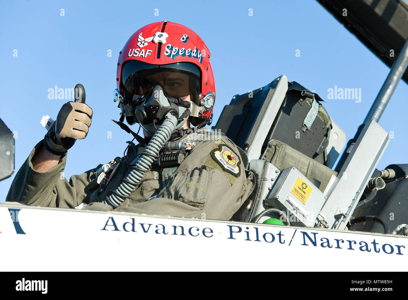 Le capitaine Erik "Speedy" Gonsalves, U.S. Air Force Thunderbirds pilote Avance/narrateur, donne un "Thumbs up" avant le démarrage du moteur de Thunderbird 8, le 25 janvier 2017, à Dover Air Force Base, Del. Gonsalves, avec le s.. Todd Hughes, responsable des avions tactiques, a quitté Douvres AFB dans le F-16 Fighting Falcon sur un planning de vol Pittsburgh, Pa. Les Thunderbirds sont tenues de remplir pendant la "Thunder over Dover : 2017 Dover AFB Open House", le 26 août et 27. (U.S. Air Force photo de Roland Balik) Banque D'Images