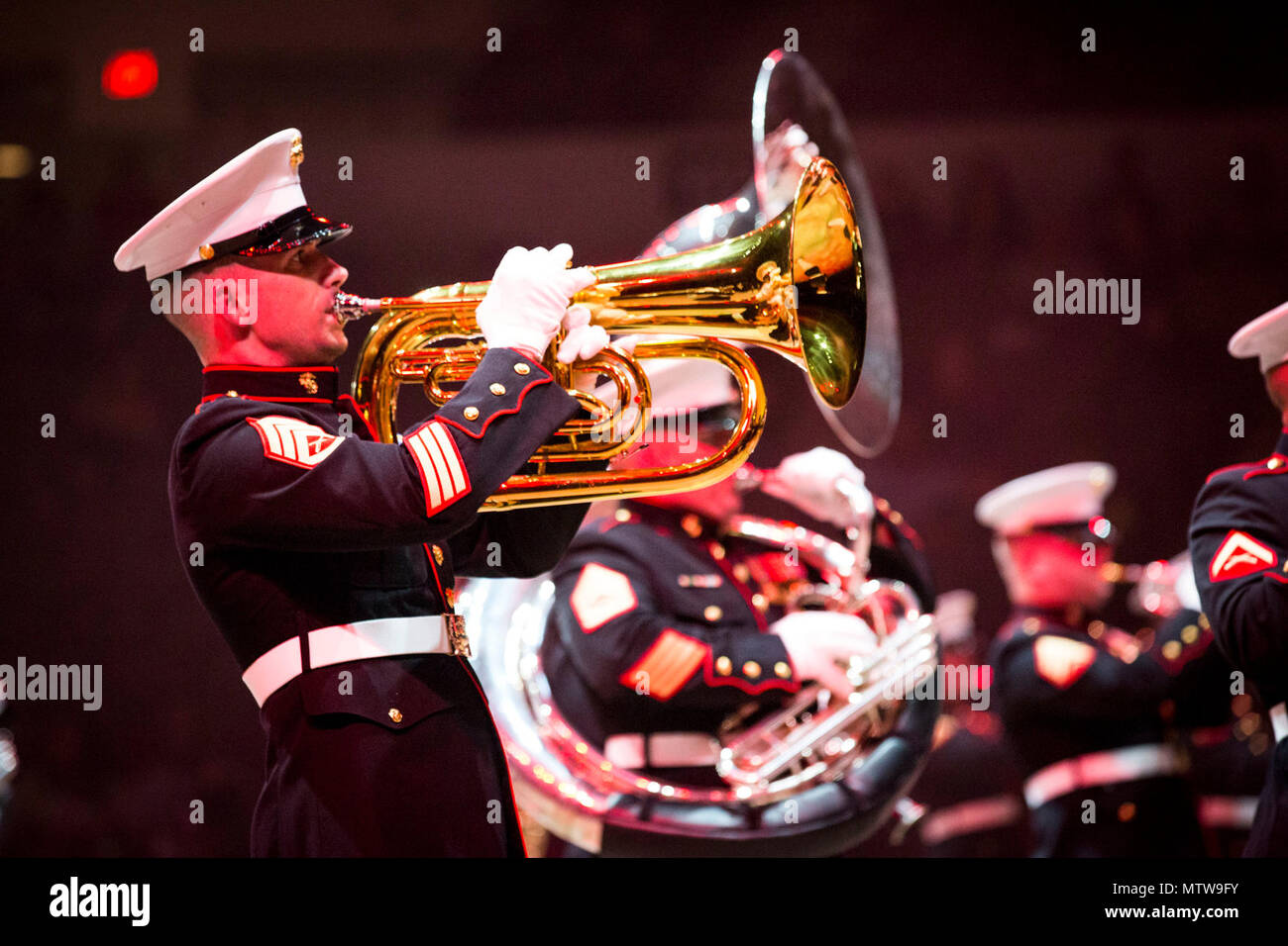 Le sergent du Corps des Marines des États-Unis. Jeremy Mallory, musicien enrôlés, Quantico Marine Corps effectue au Virginia International Tattoo au champ d'Arena à Norfolk, en Virginie., 25 avril 2017. Le Virginia International Tattoo est un rendement annuel présentant les musiques militaires et les artistes de partout dans le monde. Banque D'Images