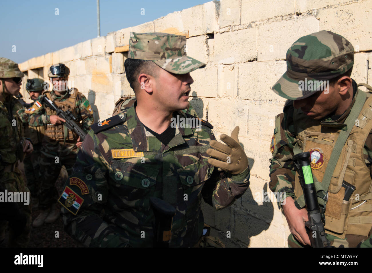 Le Lieutenant de l'armée iraquienne Hager Haider, instructeur des Rangers de l'Iraq, les entraîneurs un Irakien stagiaire Ranger le 23 janvier 2017, Camp Taji, Iraq. Cette formation fait partie de la Force opérationnelle interarmées combinée globale - Fonctionnement résoudre inhérent à la mission de renforcer les capacités des partenaires d'accroître l'efficacité des forces luttant en partenariat avec l'ISIL. (U.S. Photo de l'armée par la CPS. Derrik Tribbey) Banque D'Images