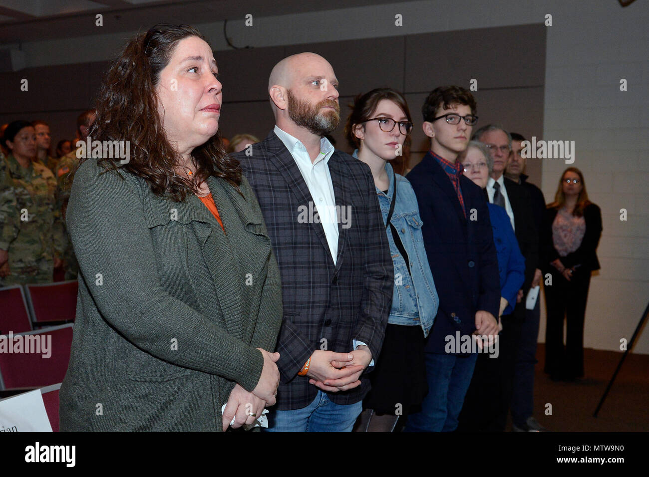 Famille de l'Army National Guard Texas honoraire de la CPS. Rowan Jameson Windham assister à la cérémonie de l'appel final, le 25 janvier 2017, au Camp Mabry à Austin, Texas. Militaire du Texas Ministère a effectué la cérémonie pour représenter la perte permanente d'un soldat. Windham, 10, a passé la majorité de ses 10 ans aux prises avec une rare maladie génétique appelée le syndrome d'Shwachman-Diomand. (U.S. La Garde nationale de l'armée photo par le Sgt. Elizabeth Pena) Banque D'Images