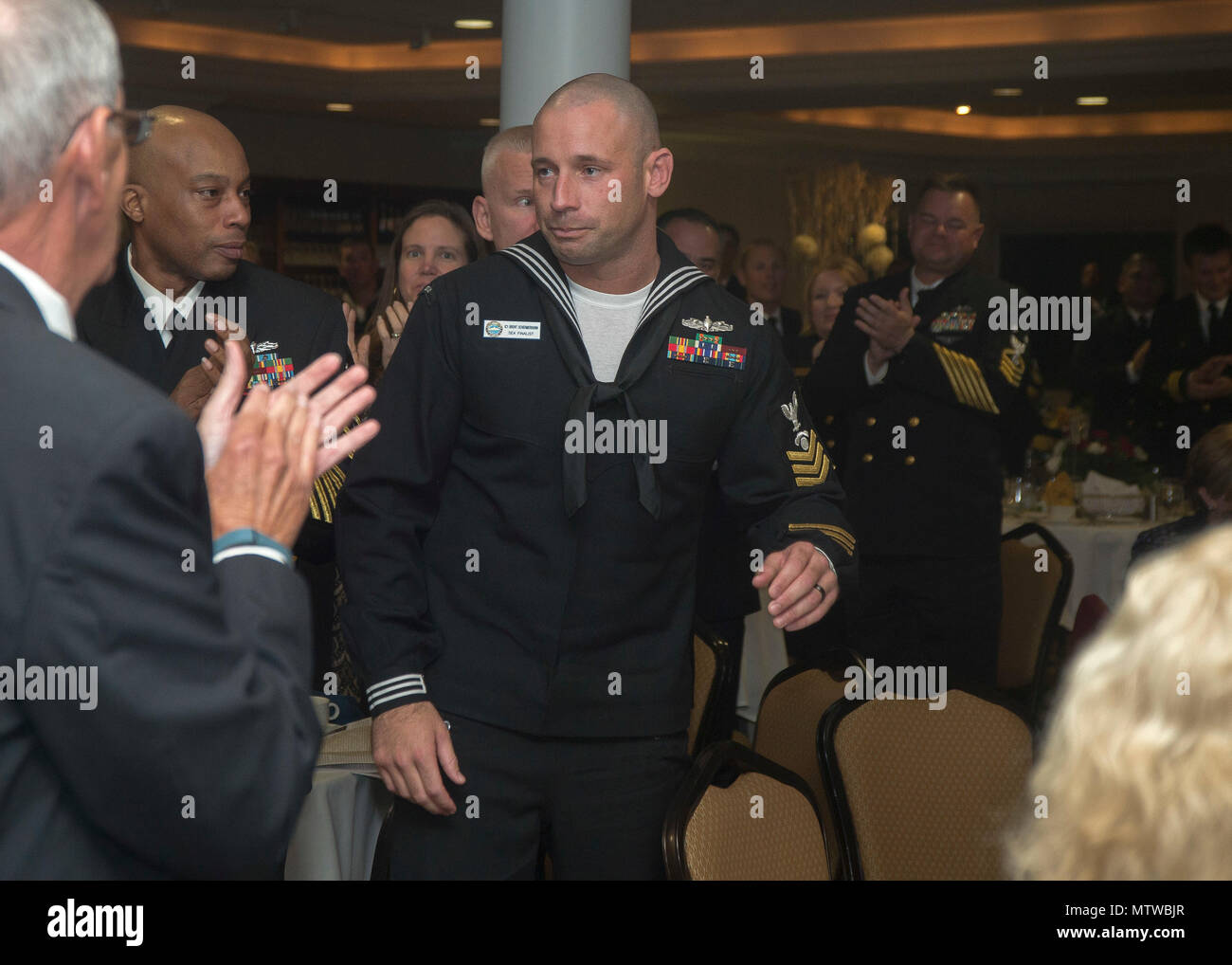 SAN DIEGO (27 janvier 2017) Les communications de l'intérieur 1ère classe Électricien Brent Schermerhorn, affectés à l'USS Preble (DDG 88), se tient après qu'il est annoncé que le Naval Surface active de la Flotte du Pacifique des États-Unis, marin de l'année Mer (soya). La compétition annuelle a commencé avec un domaine de plus de 100 SOYs de mer et commandes à terre autour du Pacifique, avec quatre sélectionnés parmi les commandes de la mer et quatre sélectionnés pour les commandes à partir de la rive de participer à la semaine de soja. (U.S. Photo par marine Spécialiste de la communication de masse 2e classe Zachary D. Bell/libérés) Banque D'Images