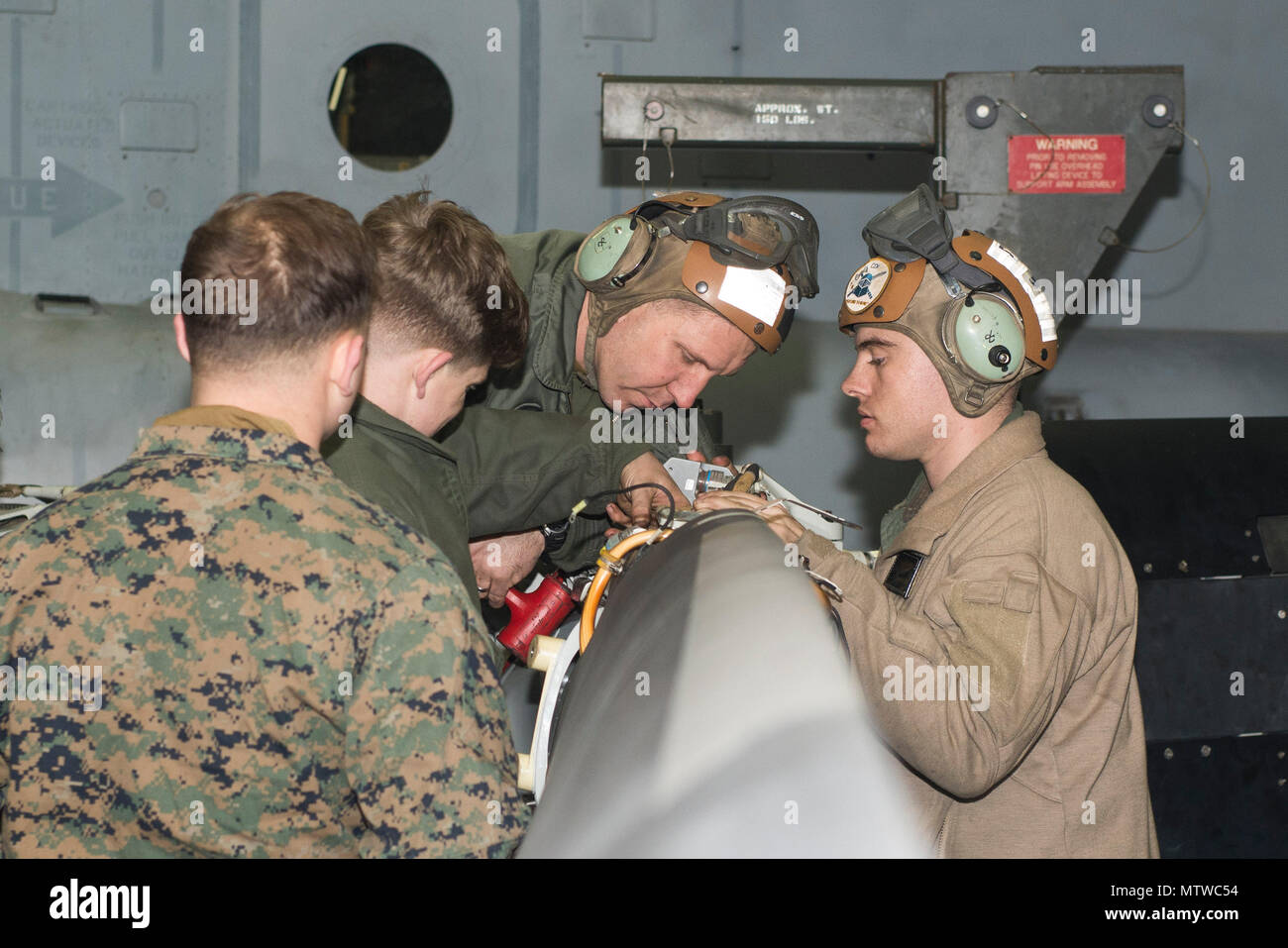 170128-N-UM082-011 OCÉAN ATLANTIQUE (janvier 1985). 28, 2017) Les Marines rattaché à l'escadron 365 à rotors basculants moyen maritime (renforcée), inspecter le moyeu du rotor prop d'un MV-22 Osprey avant de le remettre dans la zone du navire d'assaut amphibie USS Bataan (DG 5). Bataan est en cours la réalisation de l'unité de formation Composite (Exercice COMPTUEX) avec le groupe amphibie Bataan en préparation pour un prochain déploiement. (U.S. Photo par marine Spécialiste de la communication de masse 3e classe Raymond Minami/libérés) Banque D'Images