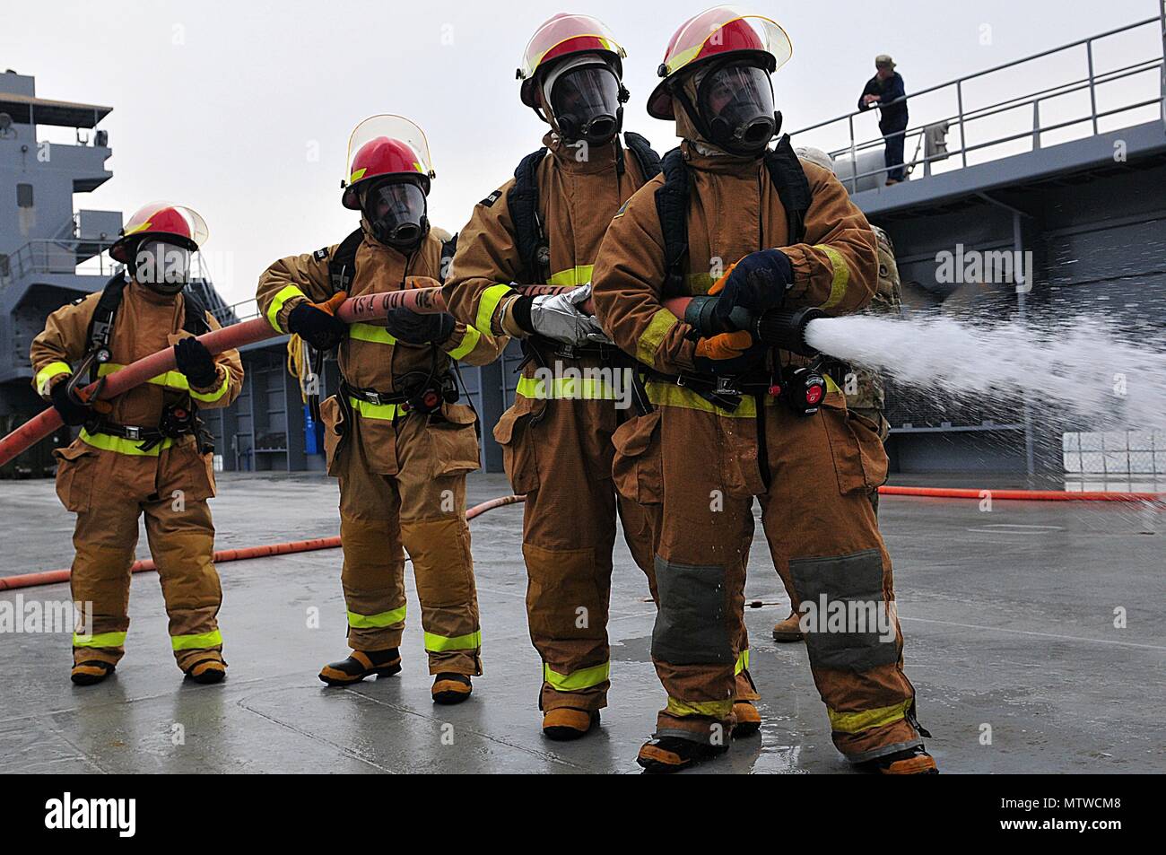 Les marins de l'armée avec la 411e Détachement de transport exécuter un exercice d'incendie à bord du navire de soutien logistique de l'armée, le général Charles P. pendant les opérations de transport de brut dans le golfe Persique, le 19 janvier 2017. L'équipage du fret transporté à Qatar du port de Shuaiba, Koweït et transporté une autre charge pendant le voyage de retour. Même en l'équipage pratiqué plusieurs exercices d'urgence maritime y compris l'homme à la mer, le feu, et les exercices de combat. L'équipage était composé de conducteurs de motomarine, ingénieurs, médecins, cuisiniers, et bien que chaque membre est formé pour effectuer plusieurs tâches en dehors de la portée de leur devoir s Banque D'Images