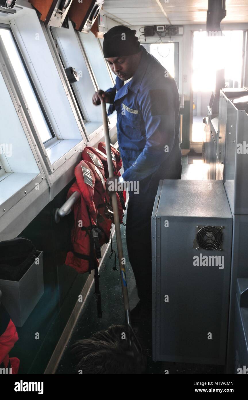 BASE NAVALE, le Koweït Koweït- plus de 30 marins de l'armée est engagée dans une mission de transport à bord du navire de soutien logistique de l'armée, le général Charles P. Gross du Koweït sur la base navale, le 19 janvier 2017. Les mariners transporté une cargaison à Qatar du port de Shuaiba, Koweït et transporté une autre charge pendant le retour.Alors que les Mariners en cours pratiqué plusieurs exercices d'intervention d'urgence maritime y compris l'homme à la mer, le feu, et les exercices de combat. L'équipage était composé de conducteurs de motomarine, ingénieurs, cuisiniers, infirmiers et cependant chaque membre est formé pour effectuer plusieurs tâches en dehors de la portée de t Banque D'Images