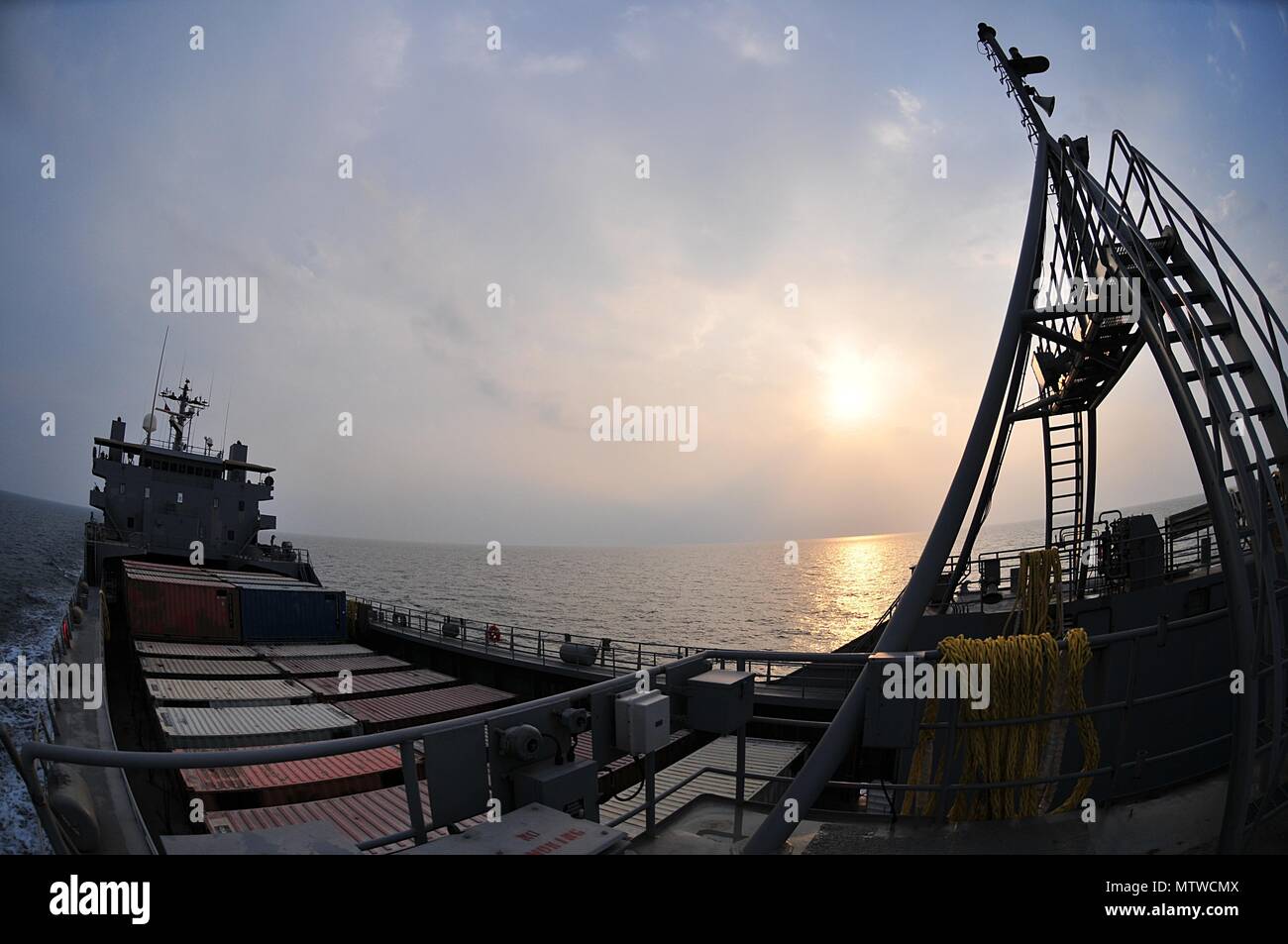 Les marins de l'armée avec la 411e Détachement de transport à bord du navire de soutien logistique de l'armée, le général Charles P. Gross, a mené des opérations dans le golfe Arabique 19-23 janv. 2017. L'équipage du fret transporté à Qatar du port de Shuaiba, Koweït et transporté une autre charge pendant le voyage de retour. Même en l'équipage pratiqué plusieurs exercices d'urgence maritime y compris l'homme à la mer, le feu, et les exercices de combat. L'équipage était composé de conducteurs de motomarine, ingénieurs, médecins, cuisiniers, et bien que chaque membre est formé pour effectuer plusieurs tâches en dehors de la portée de leur devoir spécialité en ca Banque D'Images