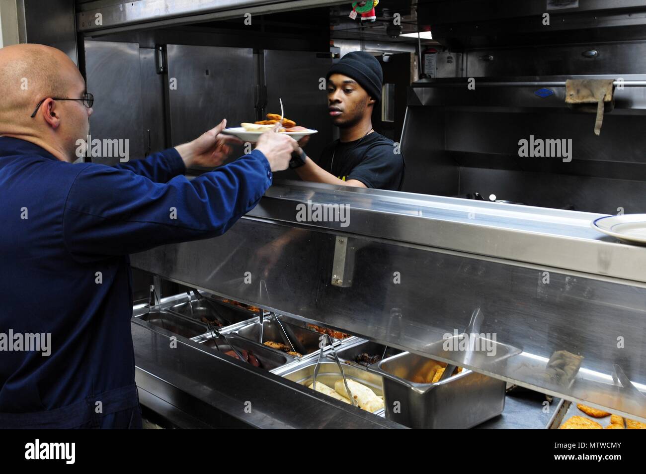 BASE NAVALE, le Koweït Koweït- plus de 30 marins de l'armée est engagée dans une mission de transport à bord du navire de soutien logistique de l'armée, le général Charles P. Gross du Koweït sur la base navale, le 19 janvier 2017. Les mariners transporté une cargaison à Qatar du port de Shuaiba, Koweït et transporté une autre charge pendant le retour.Alors que les Mariners en cours pratiqué plusieurs exercices d'intervention d'urgence maritime y compris l'homme à la mer, le feu, et les exercices de combat. L'équipage était composé de conducteurs de motomarine, ingénieurs, cuisiniers, infirmiers et cependant chaque membre est formé pour effectuer plusieurs tâches en dehors de la portée de t Banque D'Images