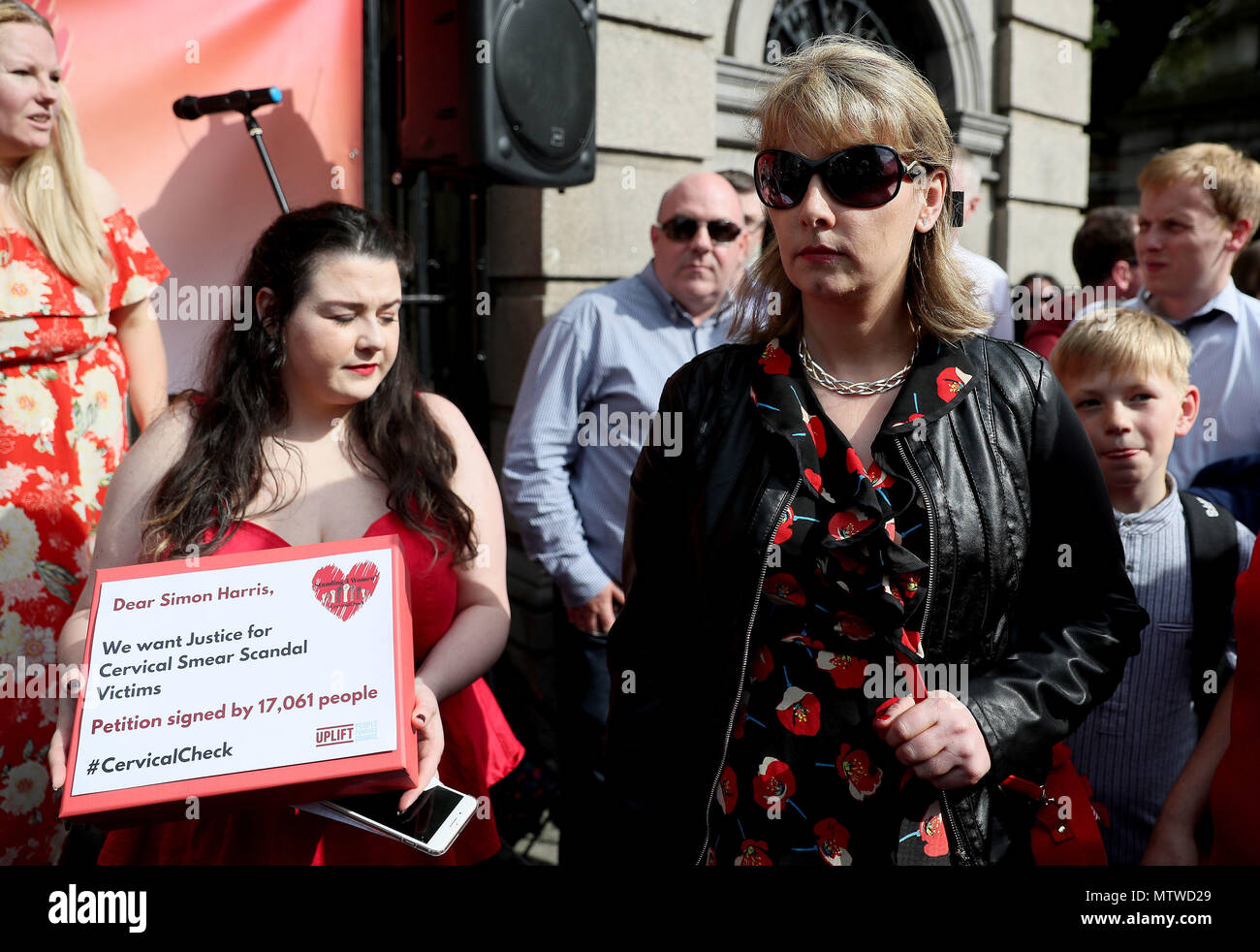 Emma Mhic Mhathoena (centre) lors d'une manifestation à Leinster House, Dublin, dans le cadre d'une journée d'action organisée par 4 montons des femmes en solidarité avec les femmes concernées par l'CervicalCheck scandale. Banque D'Images