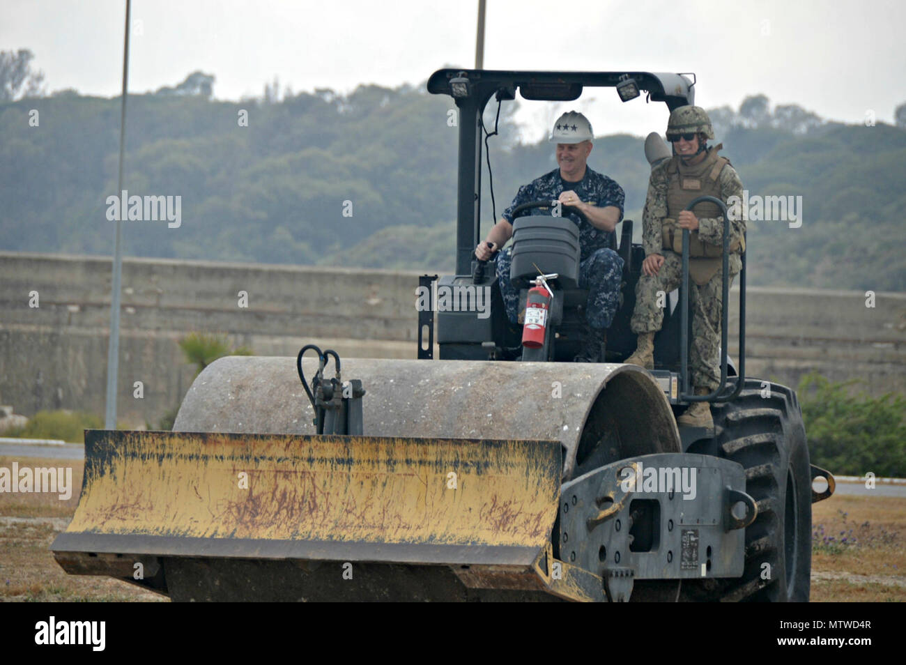 La station navale de Rota, Espagne (25 avril 2017) Vice-amiral. Christopher W. GRADY, commander, U.S. 6e Flotte, exploite un rouleau avec une lame de bouteur-accessoire utilisé pour la réparation des dommages de l'aérodrome. États-unis 6e Flotte, basée à Naples, Italie, effectue l'ensemble des opérations navales et mixte, souvent de concert avec ses alliés, partenaires interarmées et interinstitutions afin de faire progresser les intérêts nationaux américains et la sécurité et la stabilité en Europe et l'Afrique. Banque D'Images