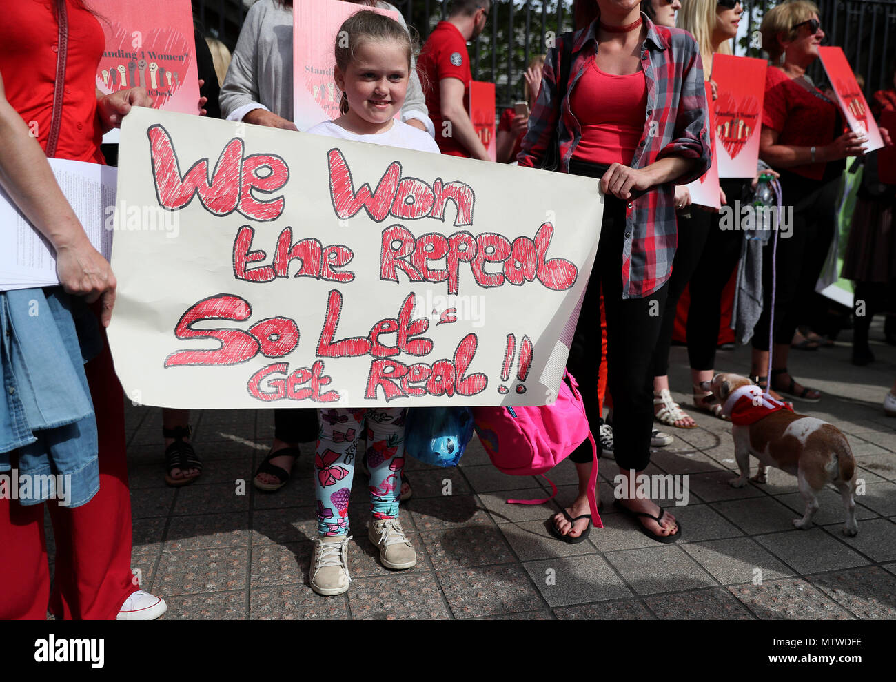 Hannah Higgins (8) au cours d'une manifestation à Leinster House, Dublin, dans le cadre d'une journée d'action organisée par 4 montons des femmes en solidarité avec les femmes concernées par l'CervicalCheck scandale. Banque D'Images
