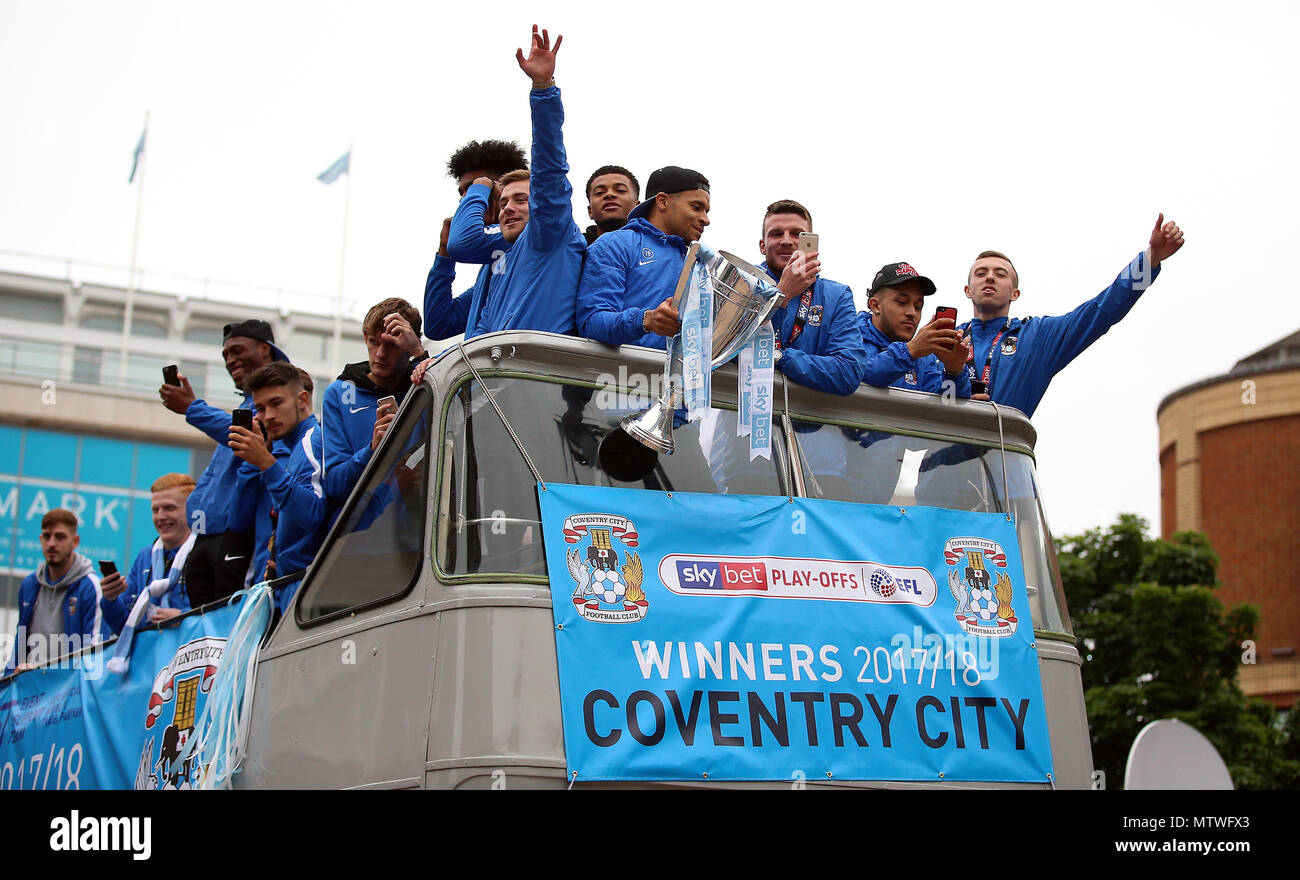 La ville de Coventry Maxime Biamou (centre) avec le trophée avec ses coéquipiers au cours de la Sky Bet League Deux parade de promotion à Coventry. Banque D'Images