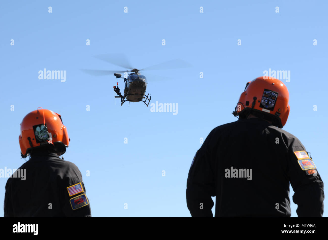 Un UH-72A Lakota affecté à la Garde nationale de Caroline du Sud, approches Jennifer Williams, gauche et Tom Webb, les sauveteurs de la Caroline du Sud en matière de recherche et de sauvetage 1 Groupe de travail lors d'un exercice d'entraînement pour PATRIOT 2017 Sud au port industriel de Bienville Bienville, Port, au Mississippi, le 29 janvier 2017. Le programme d'SCUSAR approchait de la L.C. (garde nationale avec le concept de sauveteurs civils sur les aéronefs militaires, et, en 2009, la Caroline du Sud l'équipe de sauvetage aquatique de l'hélicoptère a été formé. (U.S. Photo de la Garde nationale aérienne d'un membre de la 1re classe Kiara N. Spann/libérés) Banque D'Images