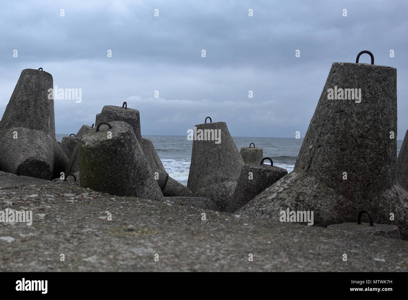 Rochers brise-lames en béton avec la mer en arrière-plan Banque D'Images