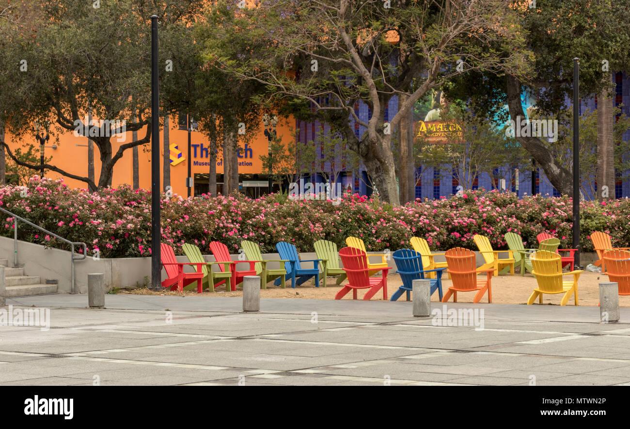 San José, Californie, USA - 28 mai 2018 : Des chaises Adirondack à Plaza de Cesar Chavez Park, avec une vue sur le Tech Museum, dans le centre-ville de San Jo Banque D'Images