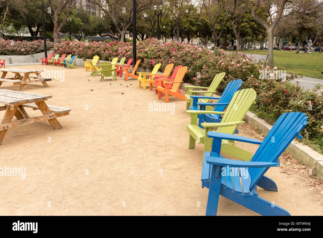 Adirondack chaises colorées à Plaza de Cesar Chavez Park dans le centre-ville de San José, Silicon Valley, Californie du Nord, USA. Banque D'Images