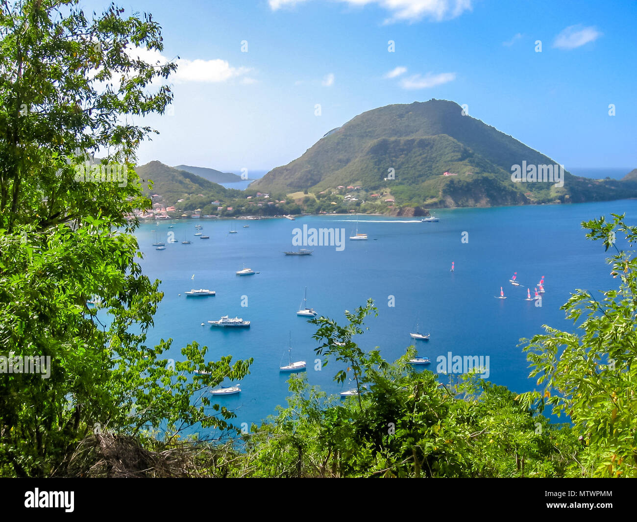De spectaculaires surplombent la baie de Anse du bourg de Terre-de-Haut, considéré comme la troisième baie du monde de la beauté. De l'archipel des Saintes, à 15 kilomètres de la Guadeloupe, Antilles, Caraïbes. Banque D'Images