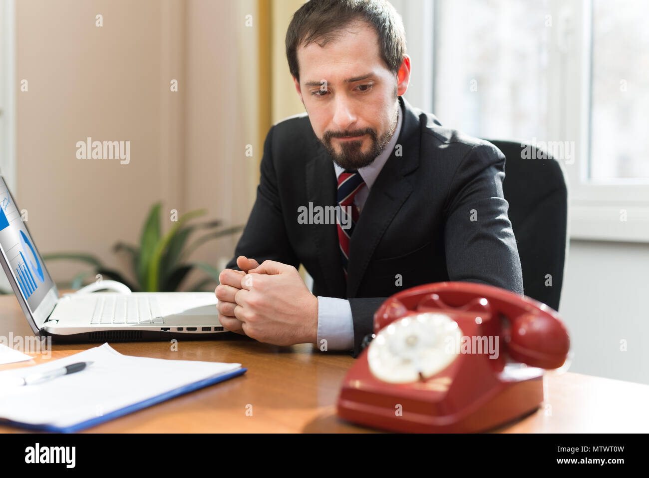 Désireux d'affaires en attente d'un appel téléphonique Banque D'Images