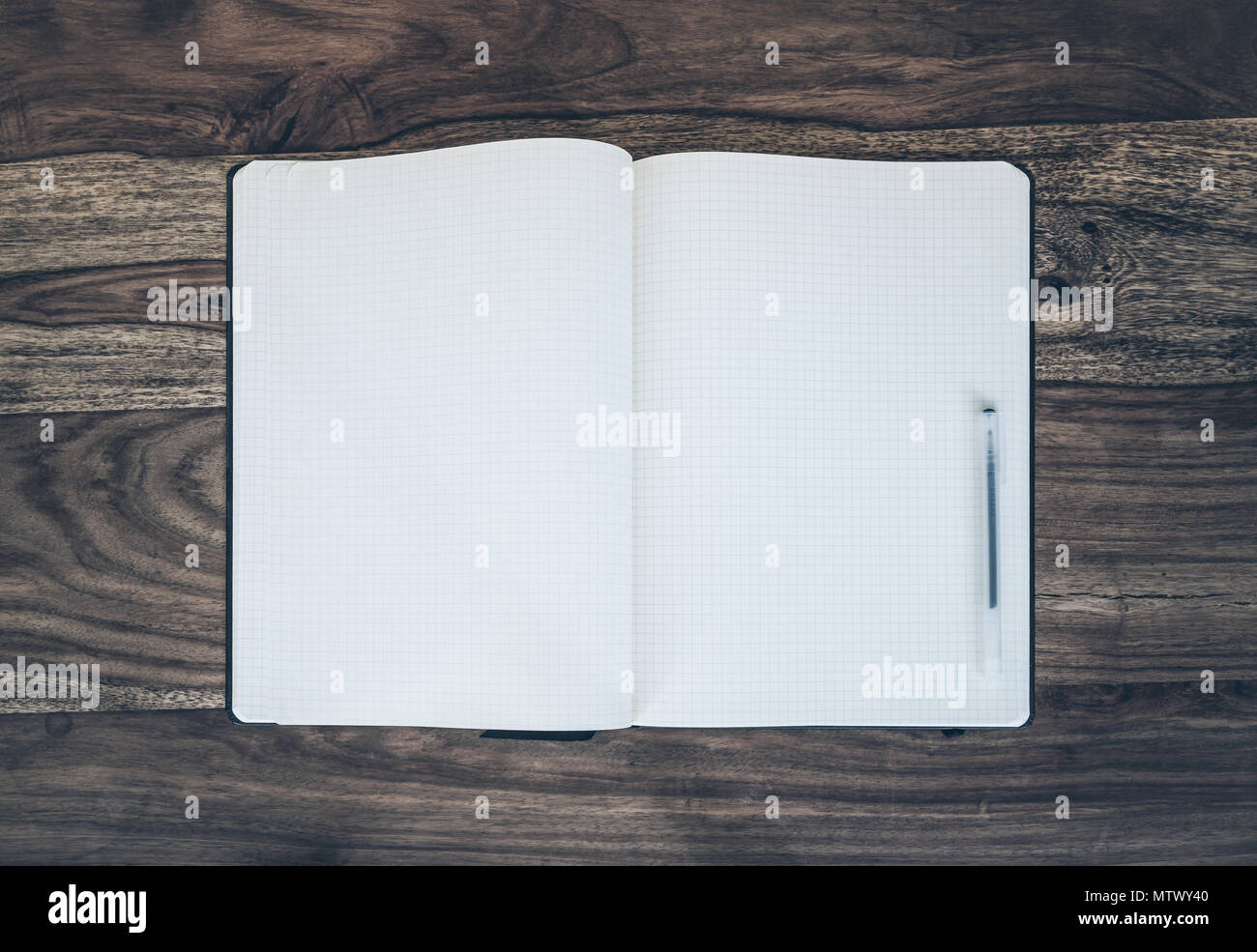 Tourné directement au-dessus de l'open journal intime et stylo sur un bureau en bois rustique Banque D'Images