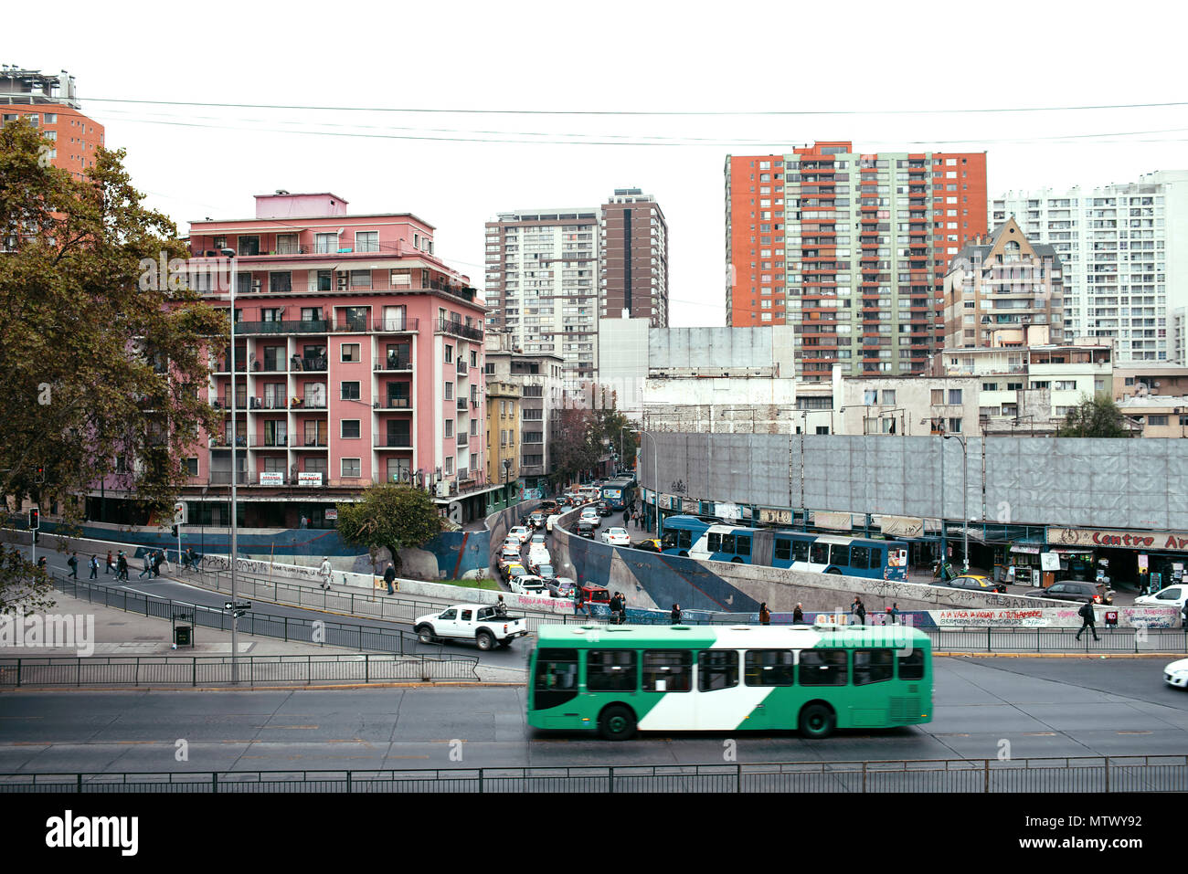 Bus électrique Enel Technology: Transports publics Metbus. Vue sur le centre de Santiago depuis la colline de Santa Lucia, Santiago, Chili. Mai 2018 Banque D'Images