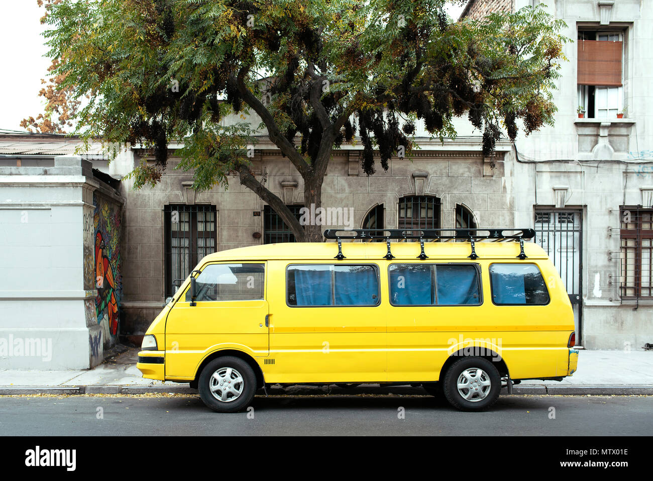 Vintage jaune caravan parking dans les rues de Santiago, Chili. Scène urbaine colorée. Mai 2018 Banque D'Images