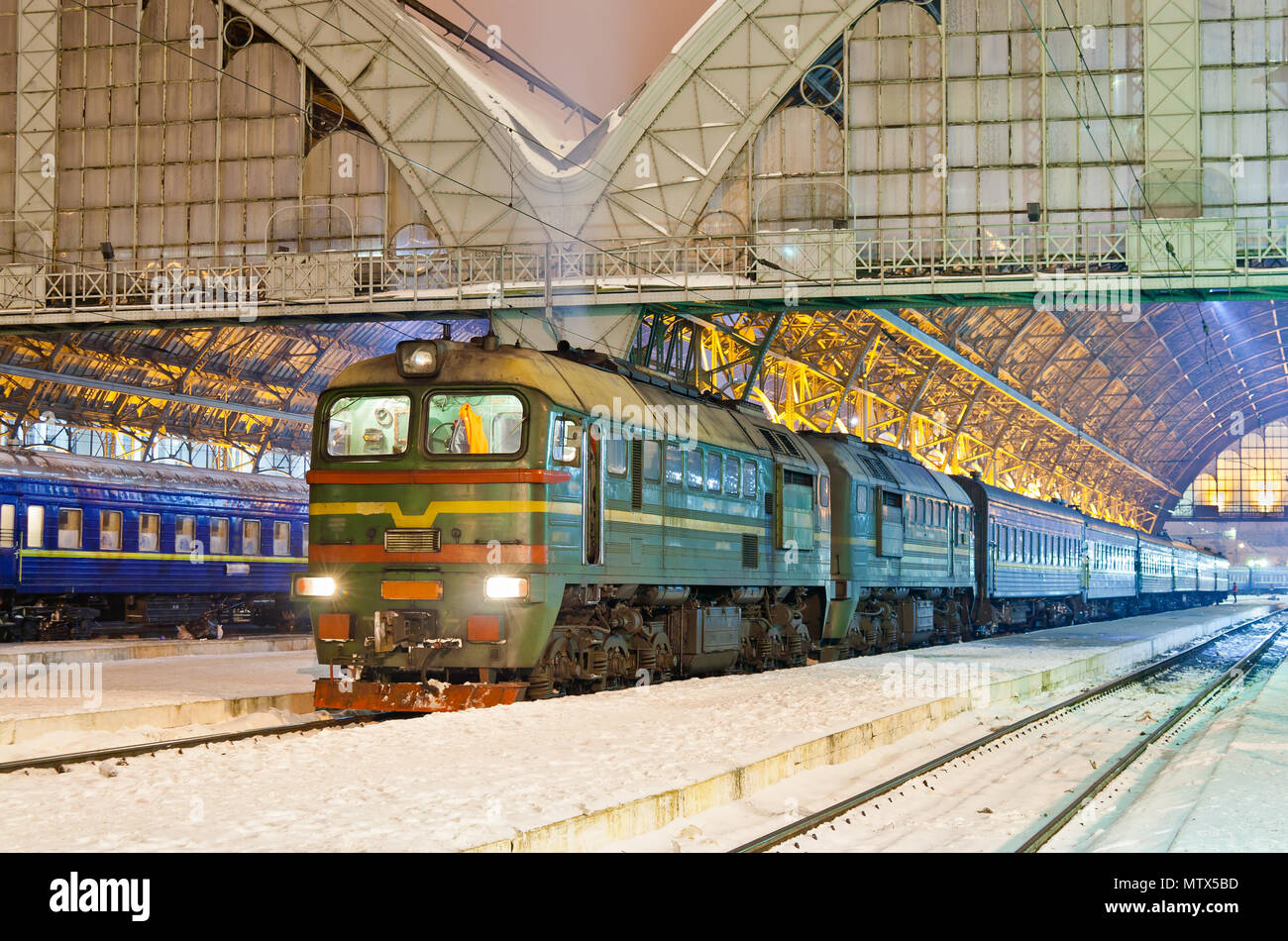 Le train de voyageurs Diesel Banque D'Images