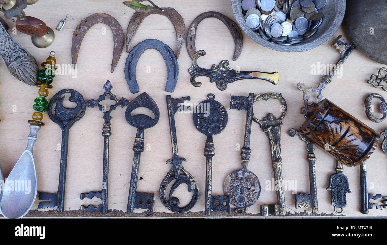 Grand vieux fers et les clés sur le comptoir d'une boutique d'antiquités. Banque D'Images