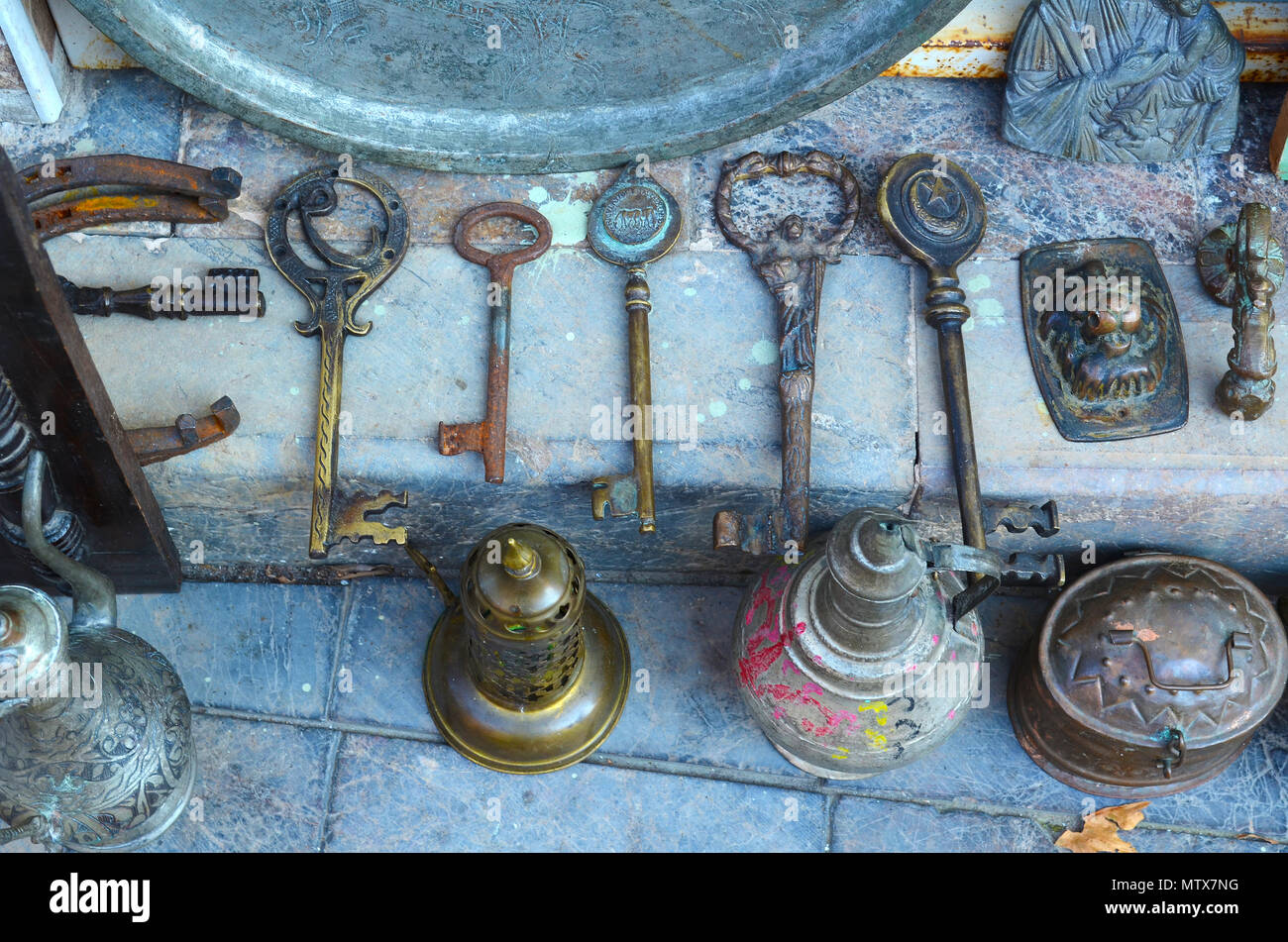 Grand vieux clés, fers plats et de métal sur le comptoir d'une boutique d'antiquités. Banque D'Images