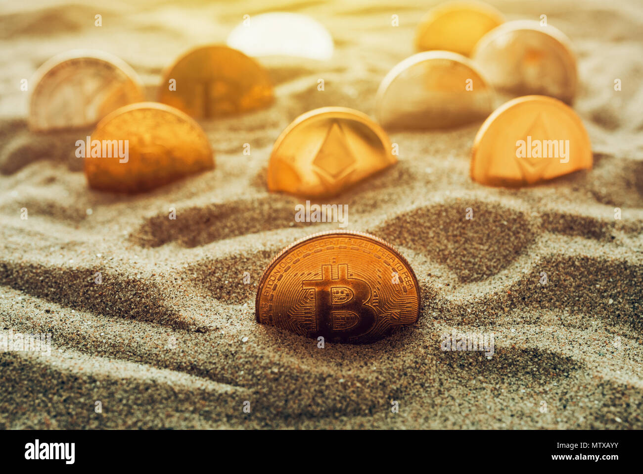 Pièces Cryptocurrency enterré dans le sable, conceptual image de crypto  mining et trésors nouvellement trouvé la métaphore, selective focus Photo  Stock - Alamy