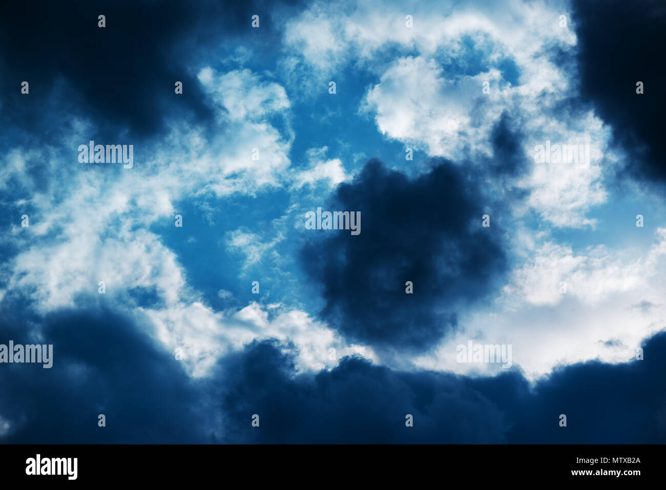 Tempête menaçante sombres nuages dans le ciel Banque D'Images