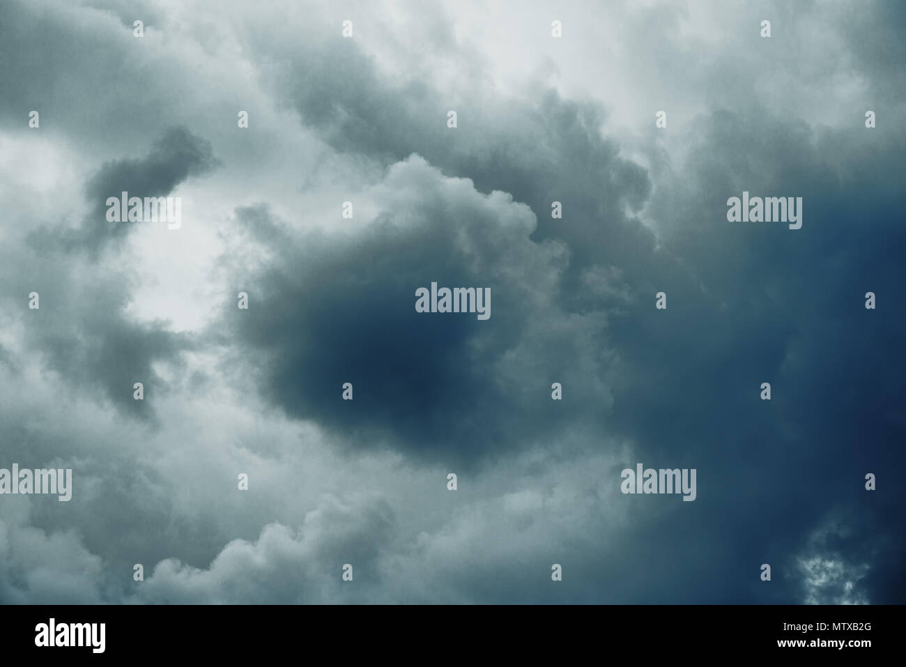 Tempête menaçante sombres nuages dans le ciel Banque D'Images
