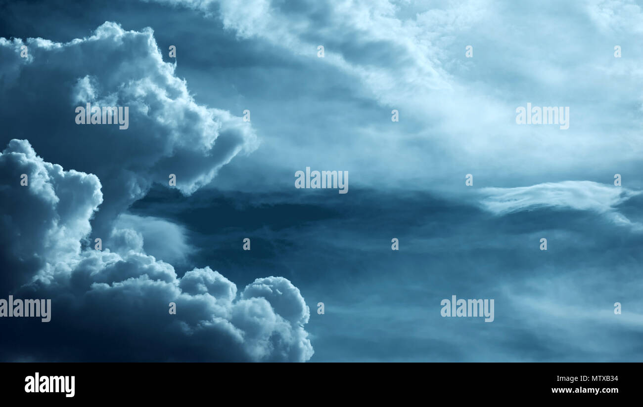De beaux nuages lourds dans le ciel d'orage pour le changement climatique et météo background Banque D'Images