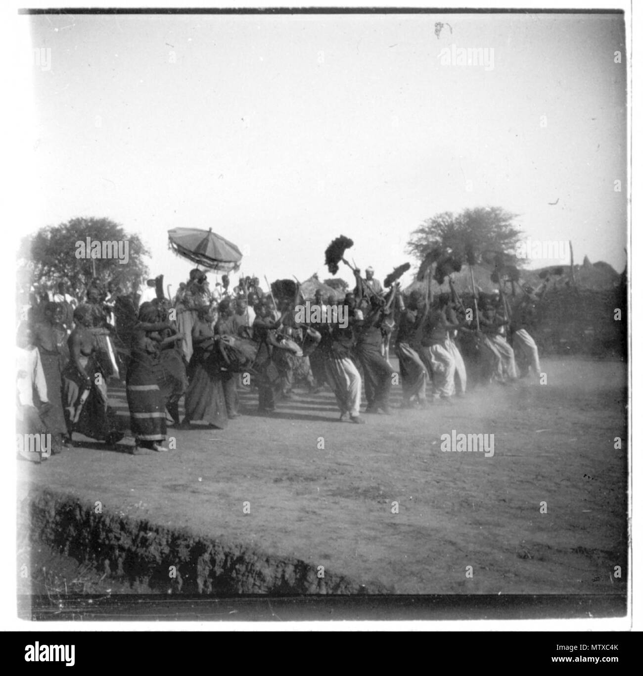 . English : Défilé de la cavalerie du sultan Ahmadou, s.l., s.d. Photographie d'Henri Gaden . 20 mars 2016. Henri Gaden (1867-1939) 467 Parade de la cavalerie du sultan Ahmadou, s.l., S.D Banque D'Images