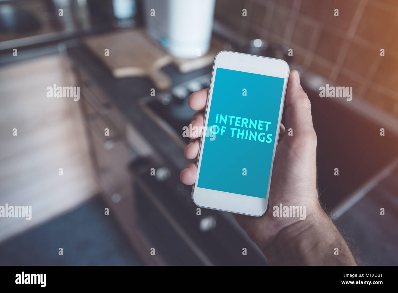 Internet des objets, la connexion du smartphone avec cuisinière vitrocéramique. Appareil de cuisine Smart Home Connexion avec un téléphone mobile et l'échange de données. Banque D'Images