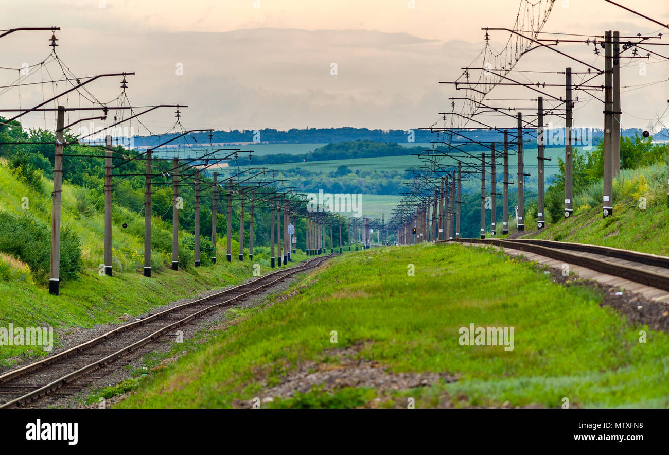 Double-voie électrifiée (3 kV DC) ligne de chemin de fer en Ukraine Banque D'Images