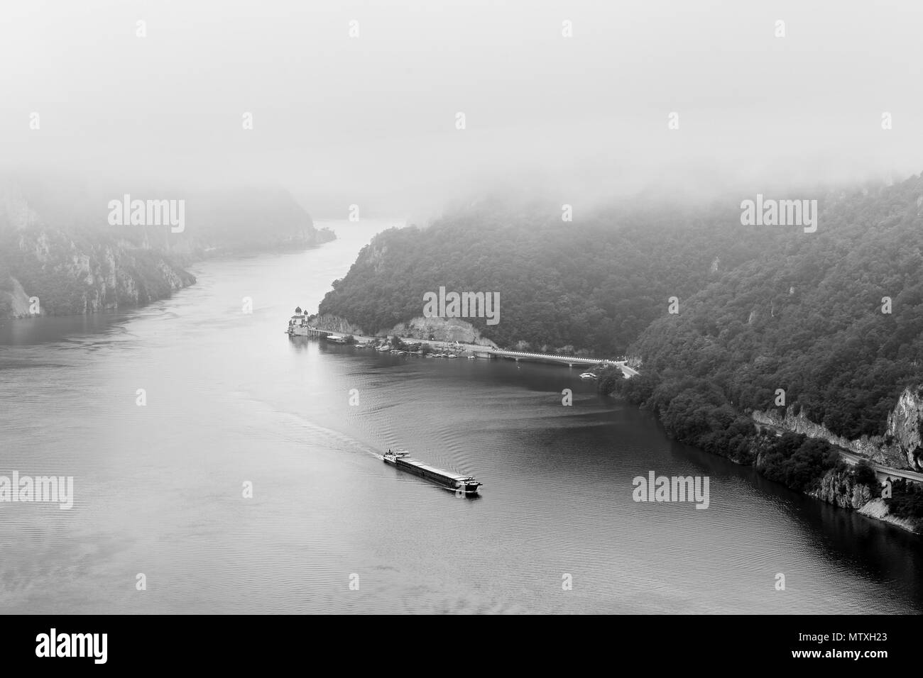 Paysage estival de Gorge du Danube, à la frontière entre la Roumanie et la Serbie Banque D'Images