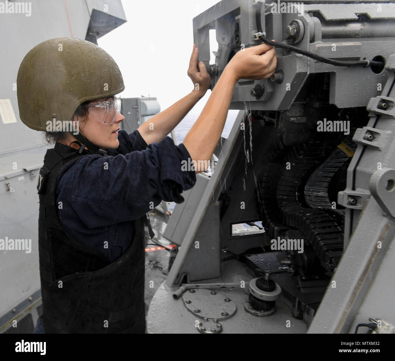 170131-N-RM689-803 OCÉAN PACIFIQUE (jan. 31, 2017) Gunner's Mate 1re classe Jasmine Carter, de Pittsburg, Pennsylvanie, passe à travers la liste des ratés sur un canon de 25 mm sur la classe Arleigh Burke destroyer lance-missiles USS Wayne E. Meyer (DDG 108) lors d'un live-fire drill team attaque les petites embarcations. Wayne E. Meyer est en fonction d'un programme de déploiement de l'ouest du Pacifique avec le groupe aéronaval du Carl Vinson dans le cadre de la flotte américaine du Pacifique visant à étendre la commande et des fonctions de contrôle de la flotte des États-Unis 3e dans l'Indo-Asia-région du Pacifique. Porte-avions de la marine américaine ont des groupes de grève Banque D'Images