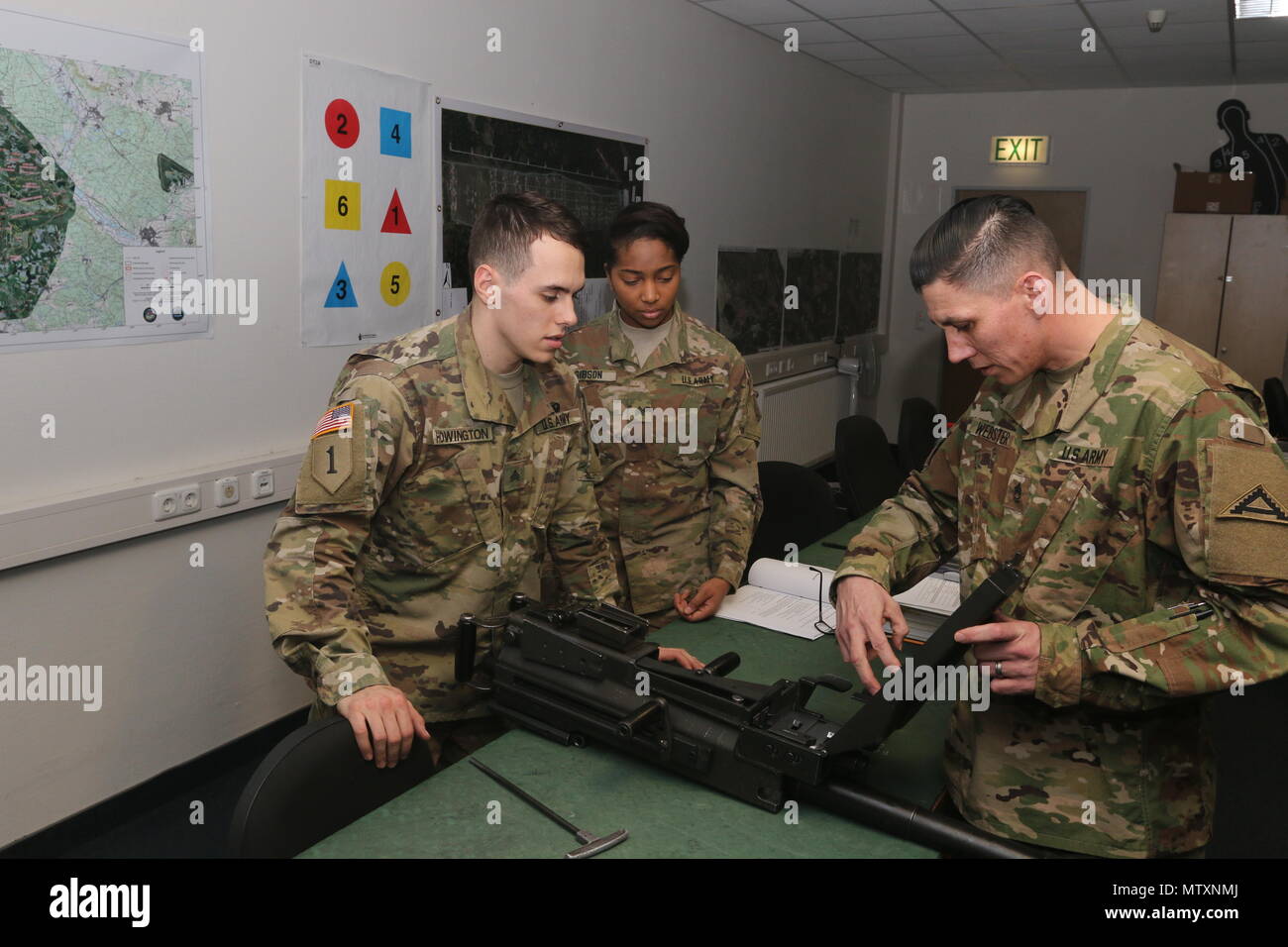 Soldats dans le simulateur SMART effectué bien sûr, d'un démontage, remontage de compensation, fonctions, vérifier le chargement et l'action immédiate sur la MK 19 mitrailleuses de calibre .50 et, le 30 janvier 2016, au centre de formation interarmes, à Vilseck, Allemagne. Le simulateur SMART donne bien sûr des soldats de combat et de soutien de la formation pratique à servir comme experts en la matière à l'aide d'armes diverses ainsi qu'à assister à leurs commandants à planifier des plages pour la préparation de l'unité de formation. Banque D'Images