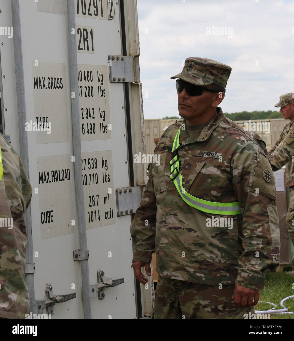 Réserve de l'armée américaine le Sgt. 1re classe Ralph Salas, de la 851ème Compagnie de transport, basé à Sinton, Texas, supervise la livraison de l'équipement et des fournitures au cours de réponse dynamique et réponse d'un tuteur près de Camp Atterbury, Indiana, le 25 avril 2017. Réponse dynamique et réponse gardien rassemblent des militaires, organismes fédéraux et d'état de l'ensemble de la zone continentale des États-Unis pour trois semaines de formation collective simulant la réponse à un incident chimique, biologique, radiologique et nucléaire (CBRN) Événement dans une grande ville américaine. Banque D'Images