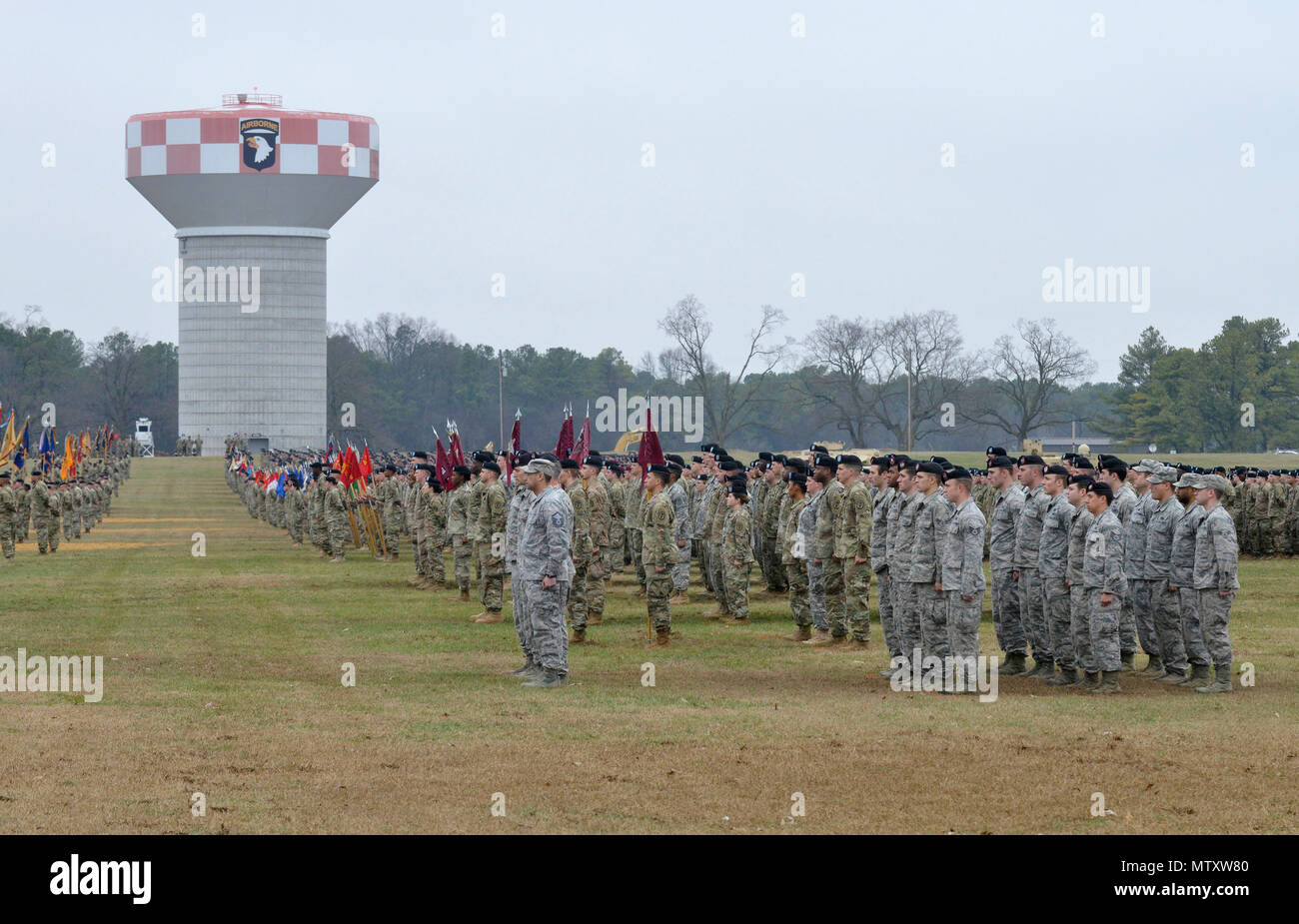 Les soldats de l'Armée américaine à partir de la 101st Airborne Division (Air Assault) 'Screaming Eagles' et d'autres unités locataire au garde à vous, au cours de la cérémonie de passation de commandement de la division à la division du champ de parade, de Fort Campbell, Kentucky, le 19 janvier 2017. Le major-général Andrew Poppas prend le commandement de la division du major-général Gary Volesky durant la cérémonie. (U.S. Photo de l'Armée de terre/sam) Parution Banque D'Images