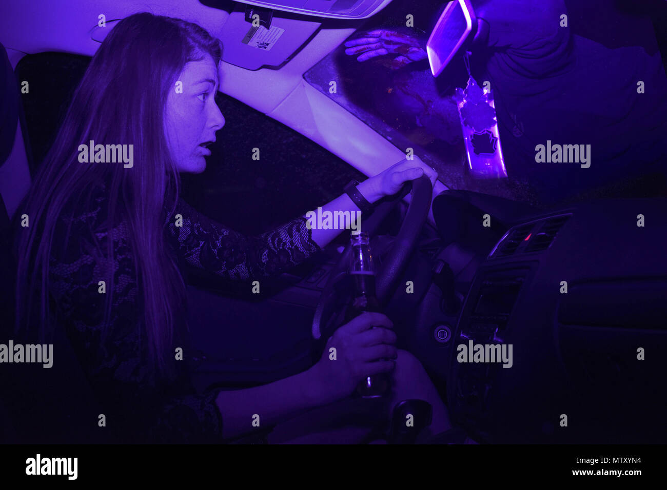 Parmi les grands crimes, la conduite sous influence a l'un des plus hauts taux d'arrestation avec plus de 1,4 millions de dollars par année. Arrestations DUI Aviateurs contre l'alcool au volant est un programme de l'Armée de l'air conçu pour offrir une balade accueil pour les aviateurs dont les plans ont échoué, et ses bénévoles maintenir le programme. Si jamais besoin d'une ride home plans après avoir tombé à l'appel 406-788-Home (4633). (U.S. Air Force photo illustration/Senior Airman Jaeda Tookes) Banque D'Images