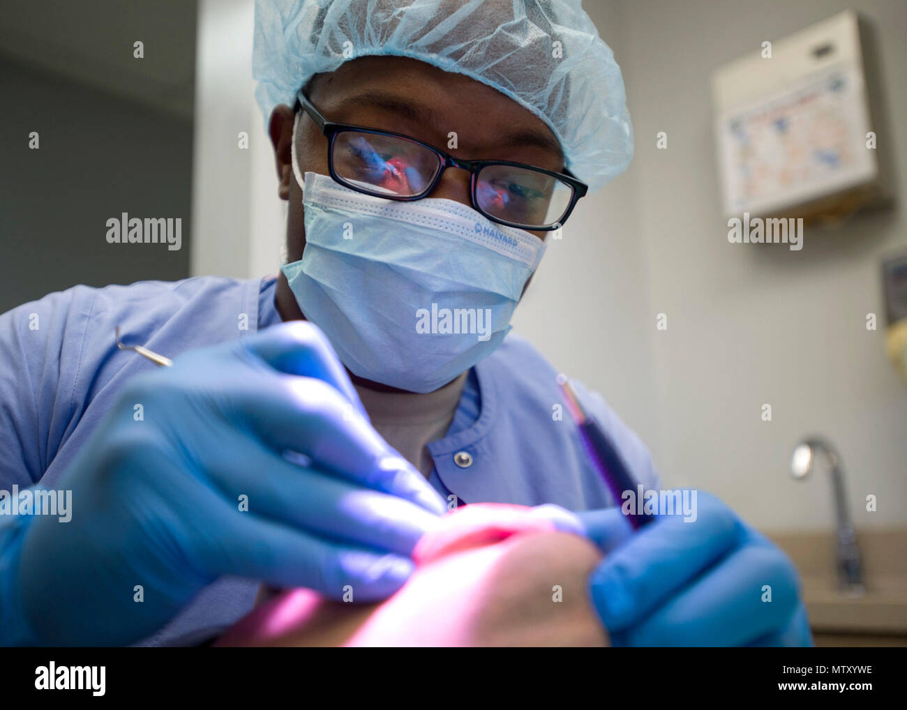 Le s.. Jones, pneu 359Medical Group, un technicien dentaire dents du patient à la Clinique dentaire de Randolph sur Joint Base San Antonio-Randolph, Texas, 10 janvier. La Clinique Dentaire Randolph fournit des examens annuels et de nettoyages pour plus de 12 000 patients chaque année. (U.S. Air Force photo/Le s.. Kevin Iinuma) Banque D'Images