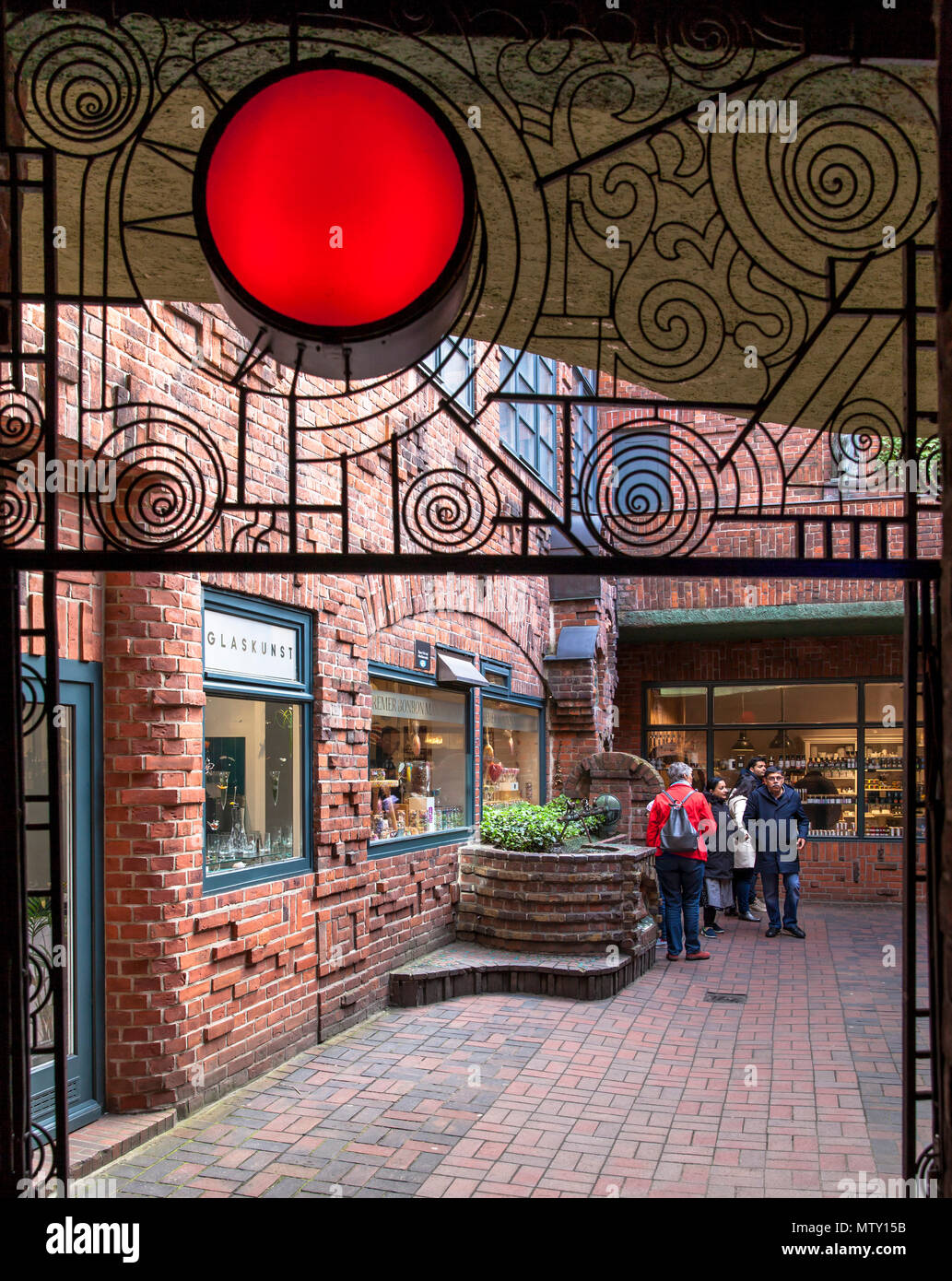 Grille d'ornement du passage de l'Paula-Becker-Modersohn-House Boettcherstreet pour le Handwerkerhof sur Bernhard Hoetger, architecte, Brême, Ge Banque D'Images