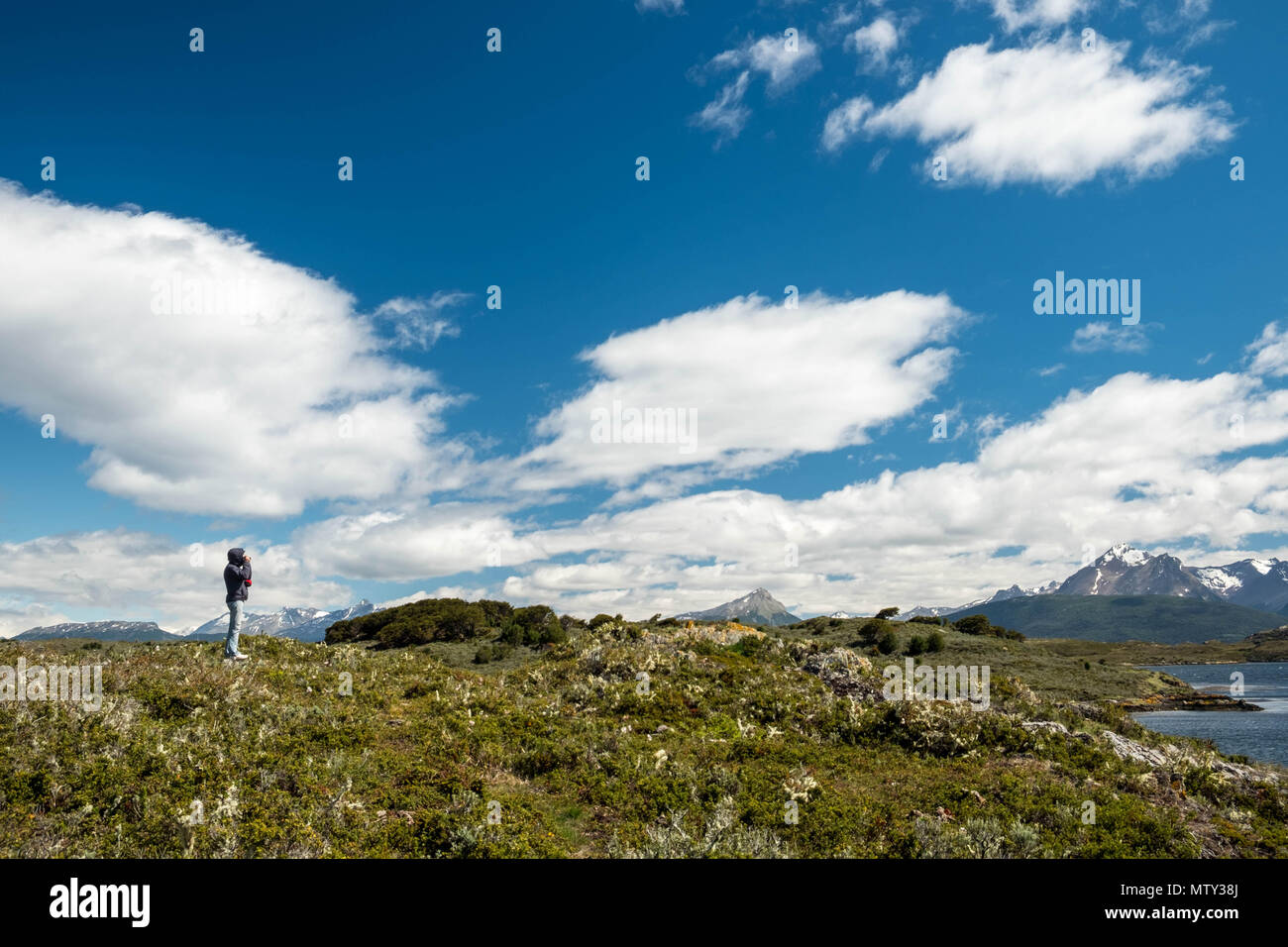 Un touriste à Puerto Navarino jouit du paysage de l'Isla Navarino, le Canal de Beagle et ses environs. Cette partie du Chili est assez sauvage. Banque D'Images