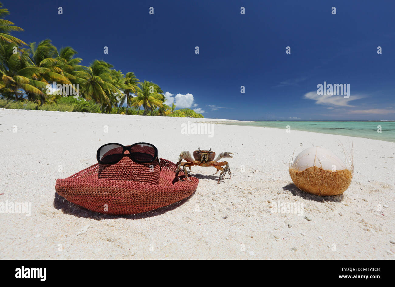 Hat, crabe et noix de coco sur la plage de sable tropicale, l'île Christmas, Kiribati Banque D'Images