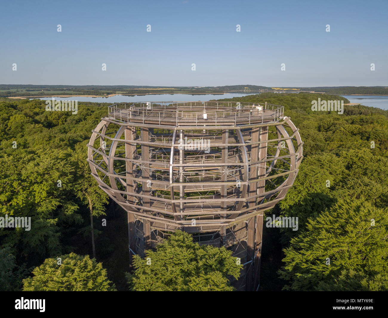 Baumwipfelpfad ou treetop walkway et l'Eagle Nest tour de perspective sur l'île de Rügen Banque D'Images