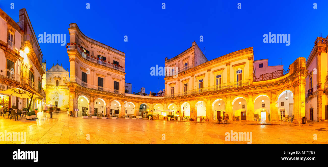 Martina Franca, Puglia, Italie : vue de la nuit de la Piazza del Plebiscito et la cathédrale St. Martin, Pouilles Banque D'Images