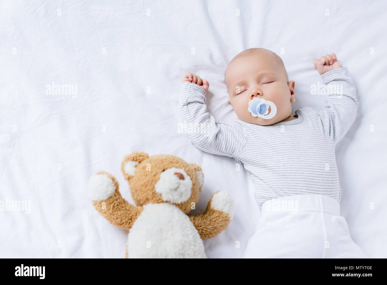Vue De Dessus De Mignon Bebe Avec Tetine Dormir Sur Le Lit Avec Ours Photo Stock Alamy