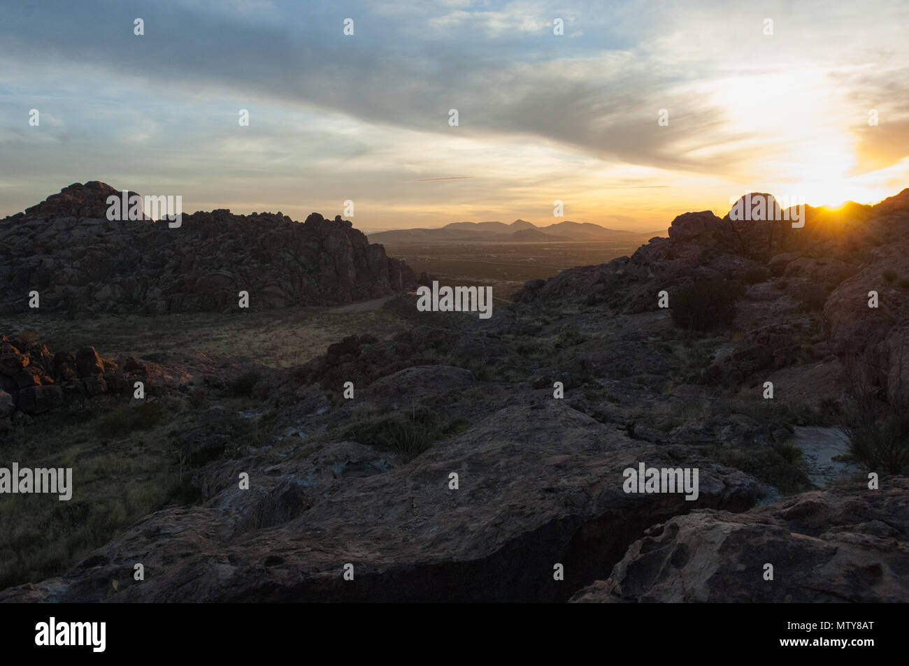 Vue paysage pittoresque à Hueco Tanks State Park à El Paso, Texas pendant le coucher du soleil. Banque D'Images